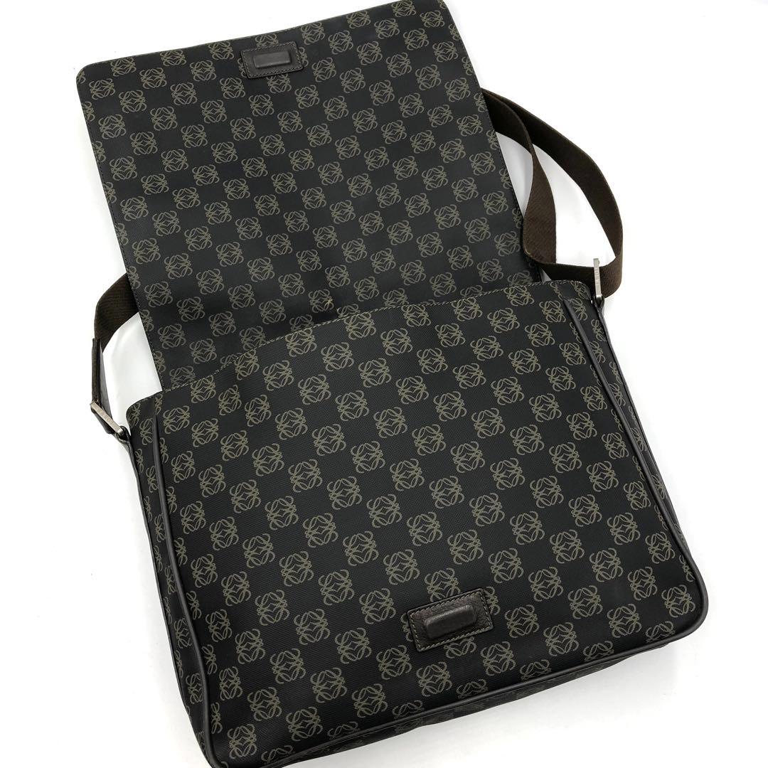 極美品 ロエベ アナグラム メッセンジャーバッグ A4 PVC レザー 焦茶