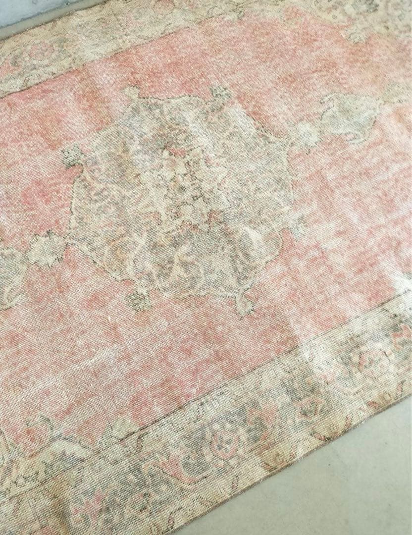 m*i様 パステルローズピンクとペールグレーのヴィンテージラグ　No564