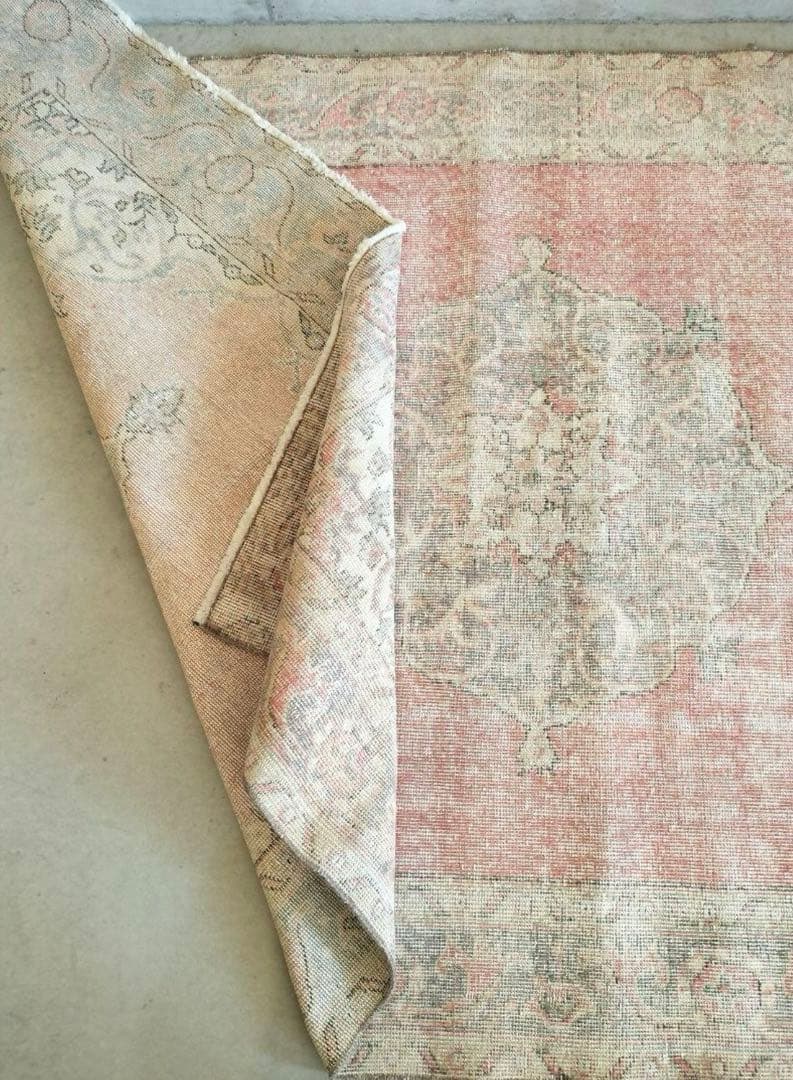 m*i様 パステルローズピンクとペールグレーのヴィンテージラグ　No564