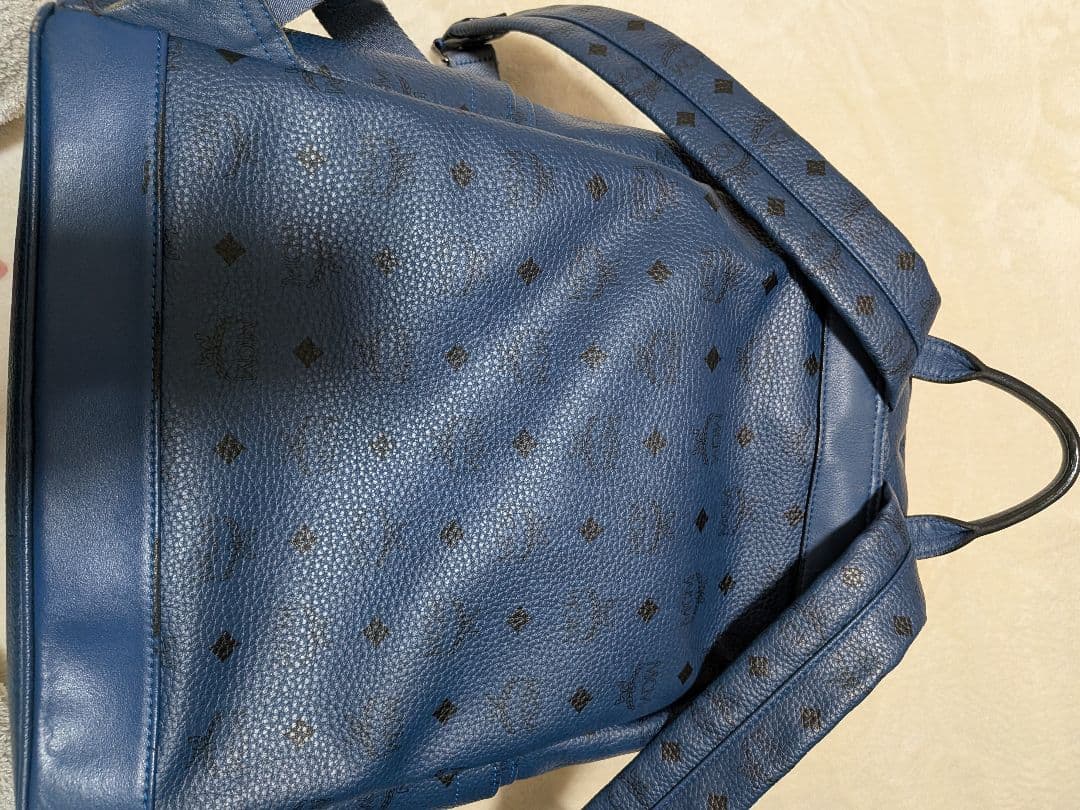 MCM スタッズ付きネイビーリュック　希少色
