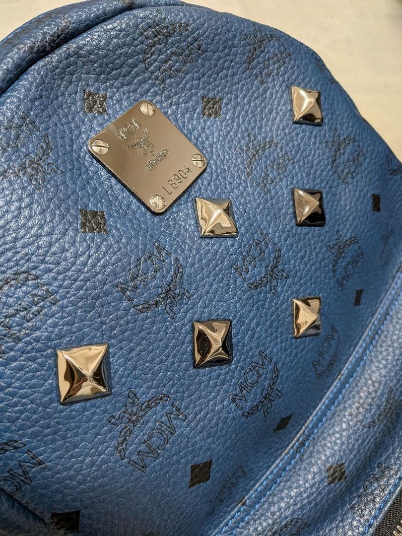 MCM スタッズ付きネイビーリュック　希少色