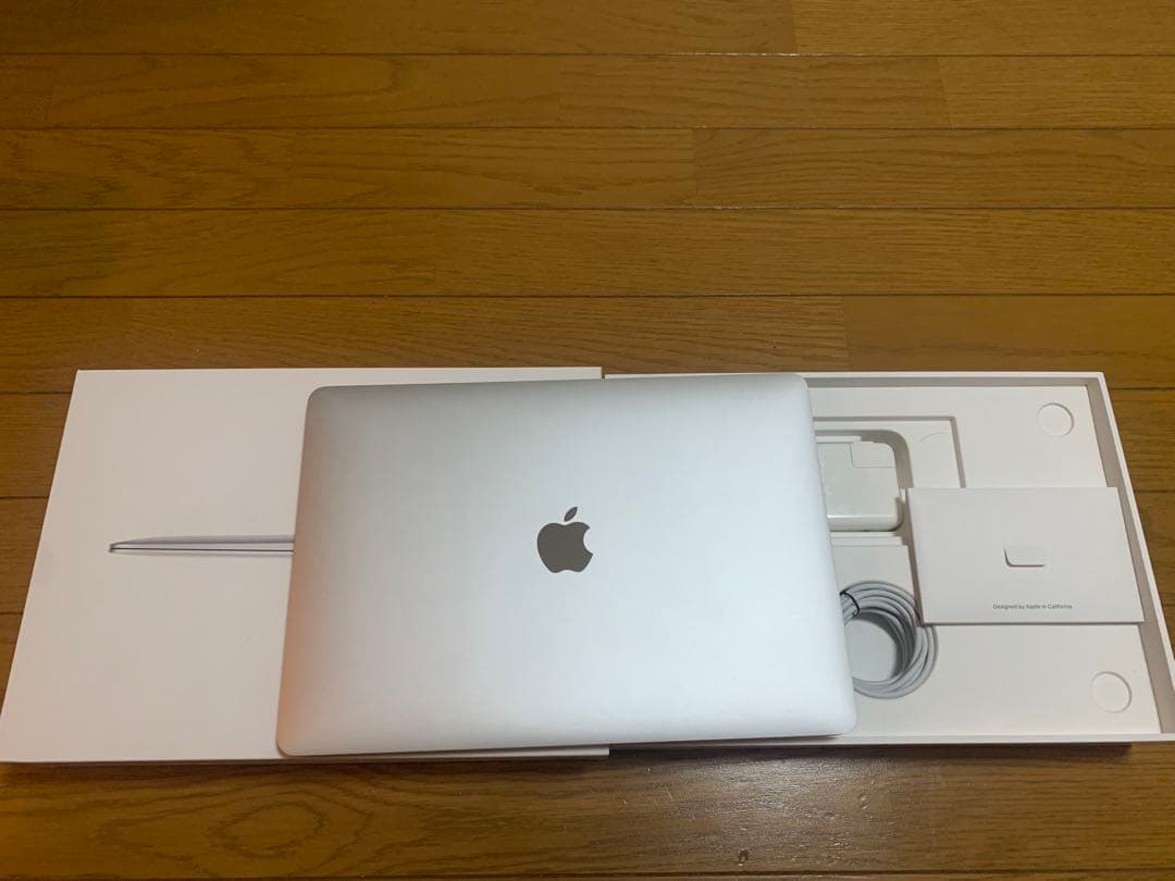 MacBookAir2018モデル128GBシルバー 充電器箱付充放電172回