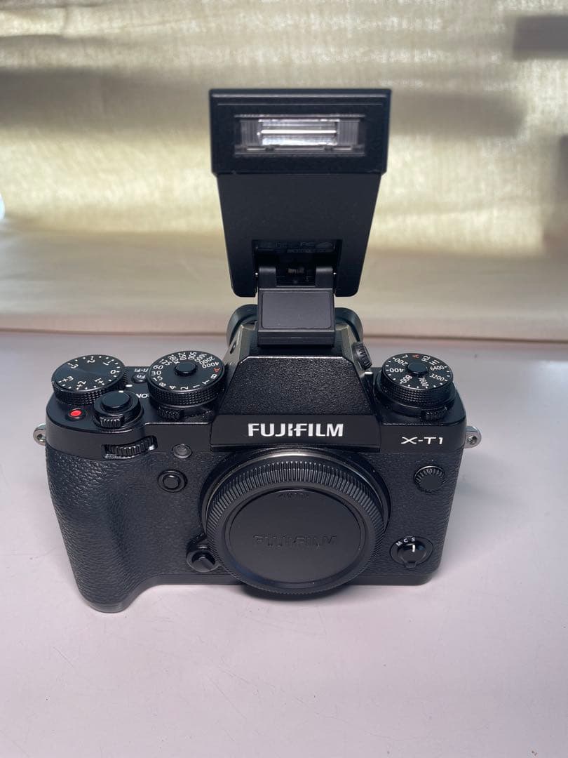 美品　富士フィルム　ミラーレス一眼　XーT1 ズーム18−135付き