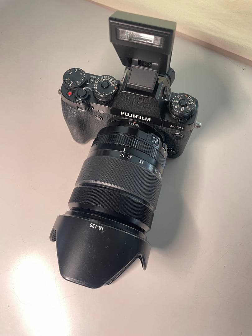 美品　富士フィルム　ミラーレス一眼　XーT1 ズーム18−135付き