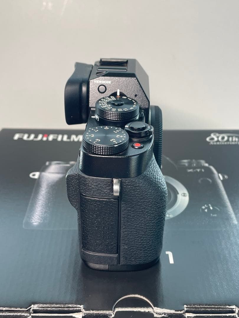 美品　富士フィルム　ミラーレス一眼　XーT1 ズーム18−135付き