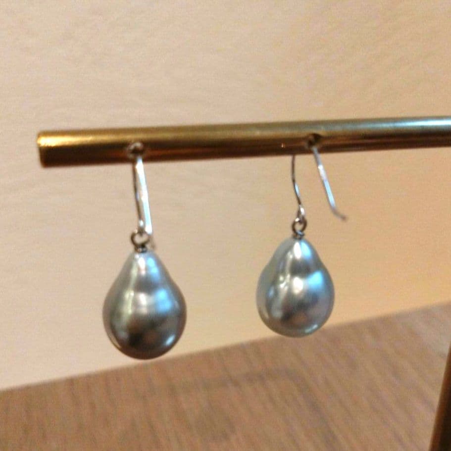 南洋パール　ティアドロップ　フックピアス　K18WG　ライトグレー