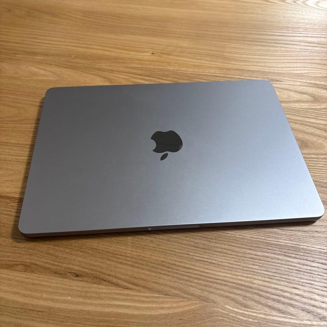 ［しり］MacBook Air M2 16GB/512GB