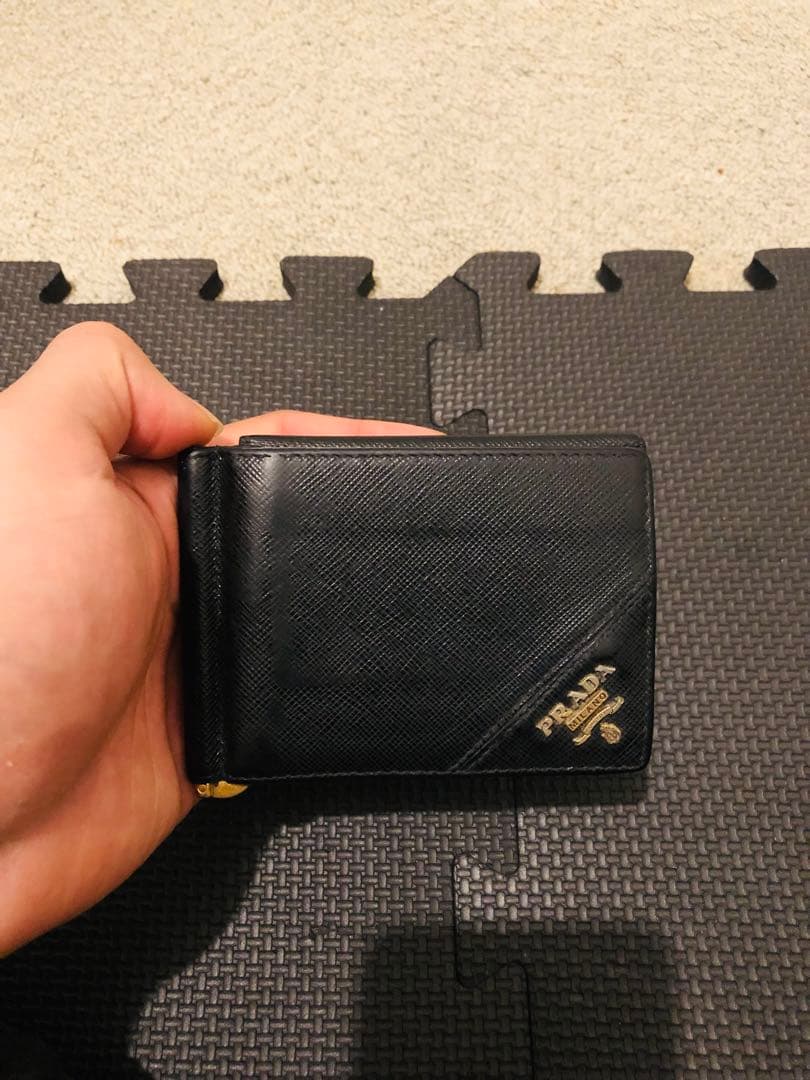 プラダ　マネークリップ　折り財布　ブラック