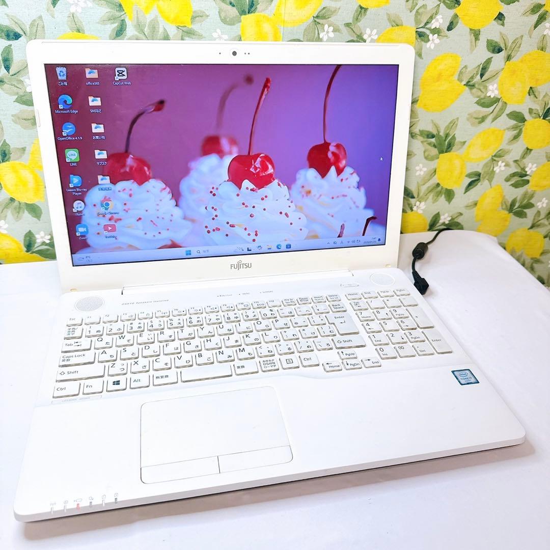 ホワイト可愛い❤️高性能Core i7❤️Windows11、SSD、面倒な設定済み