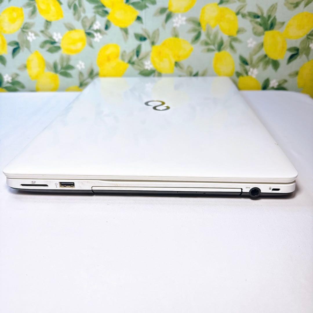 ホワイト可愛い❤️高性能Core i7❤️Windows11、SSD、面倒な設定済み