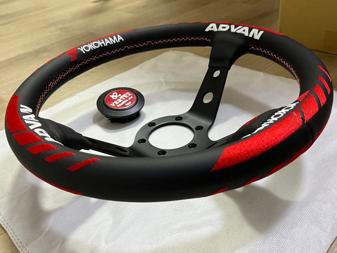 未使用【YOKOHAMA ADVAN VERTEX】ステアリング320mmレザー
