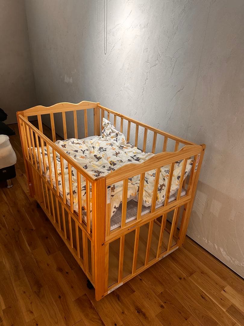 2回のみ使用　大和屋フラルＷオープンすのこベビーベッド　布団、マット付き