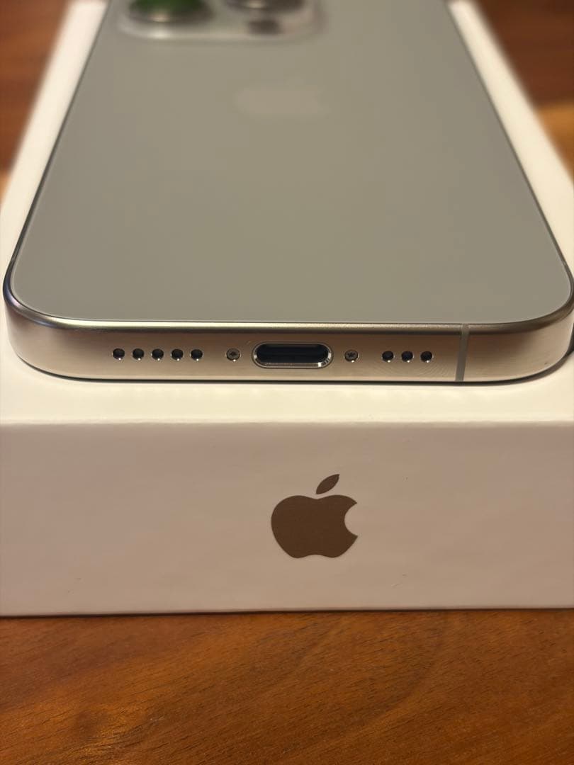 美品 iPhone 15 Pro 256GB ナチュラルチタニウム