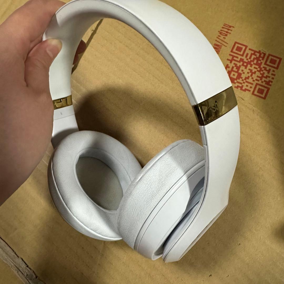 ヘッドホン BeatsStudio3 White