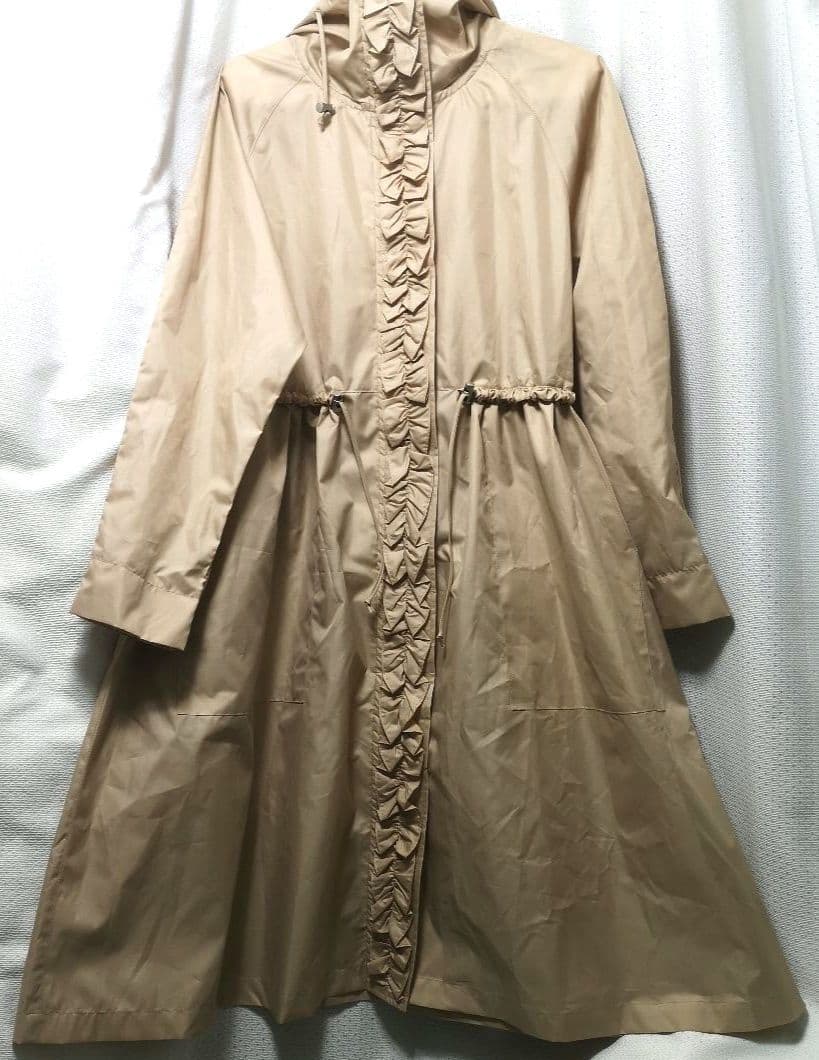 美品　定価13200円　ゆったりフードフリルロングレインコート　ベージュ