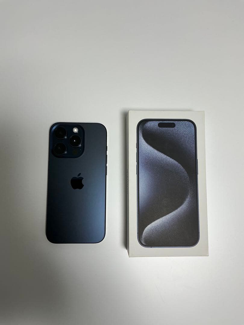 iPhone15pro＋Apple純正シリコンケース、社外ガラスフィルム付