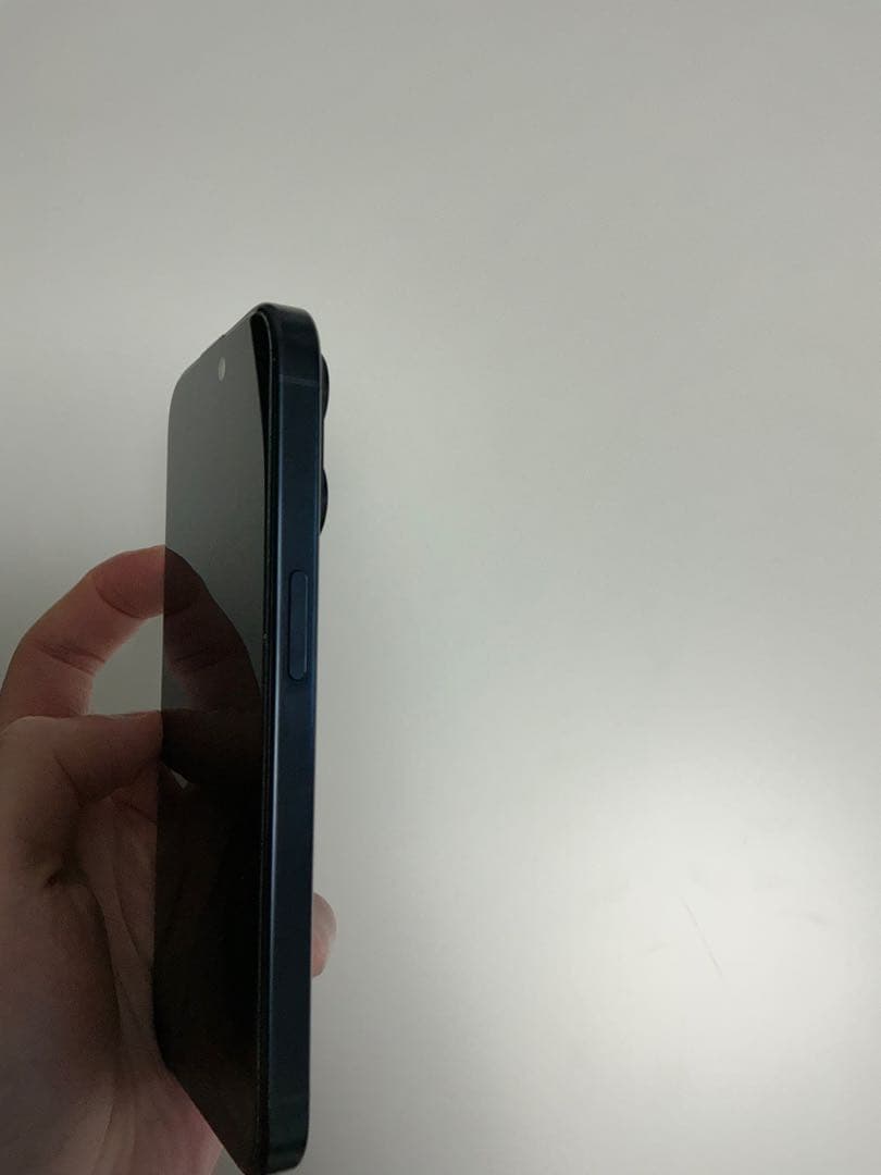 iPhone15pro＋Apple純正シリコンケース、社外ガラスフィルム付