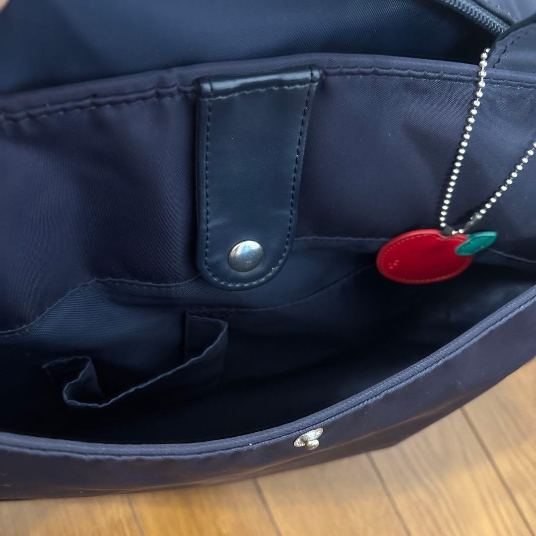 familiarネイビーナイロン2wayショルダーバッグ 赤いリンゴチャーム付き