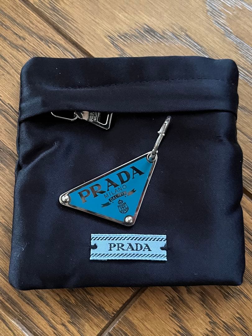 PRADA トライアングル ロゴ プレート ピアス 左耳用