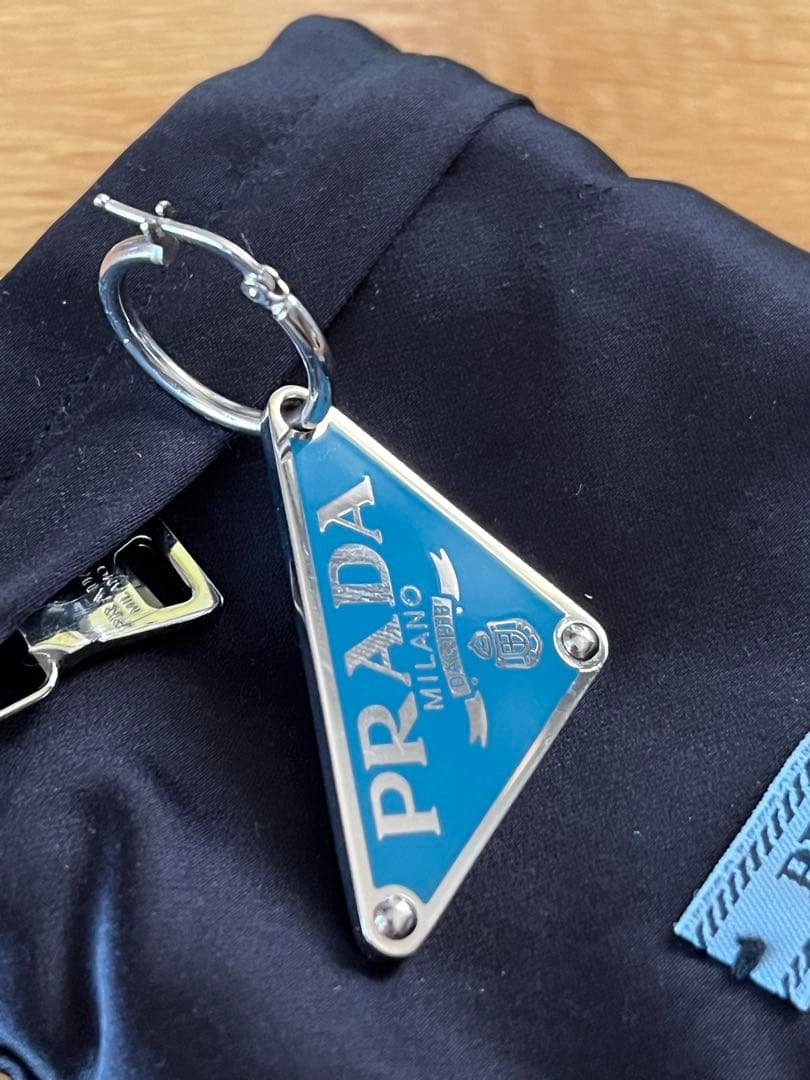 PRADA トライアングル ロゴ プレート ピアス 左耳用