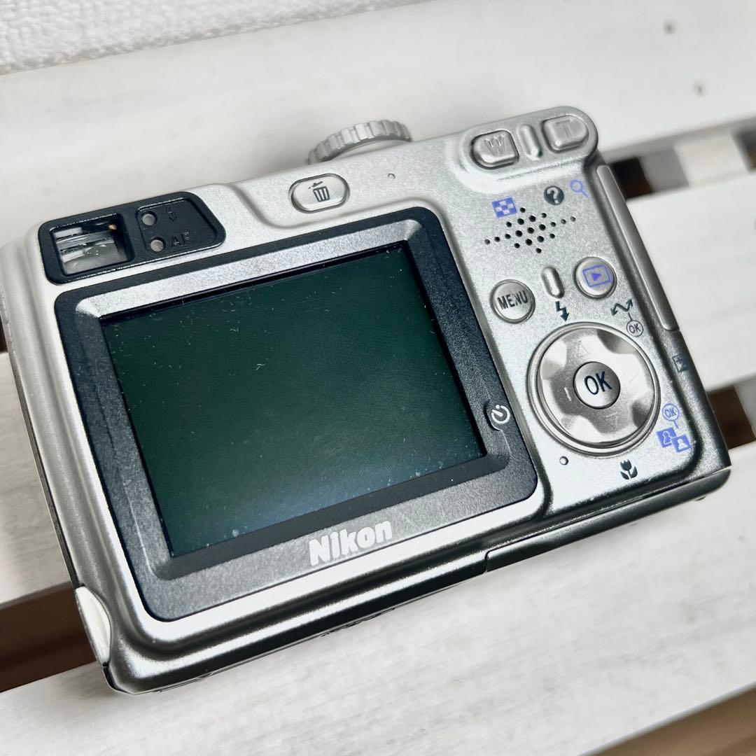 Nikon ニコン COOLPIX 7900 シルバー　デジカメ