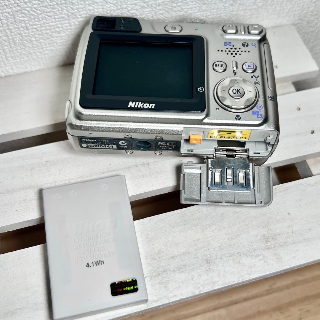 Nikon ニコン COOLPIX 7900 シルバー　デジカメ