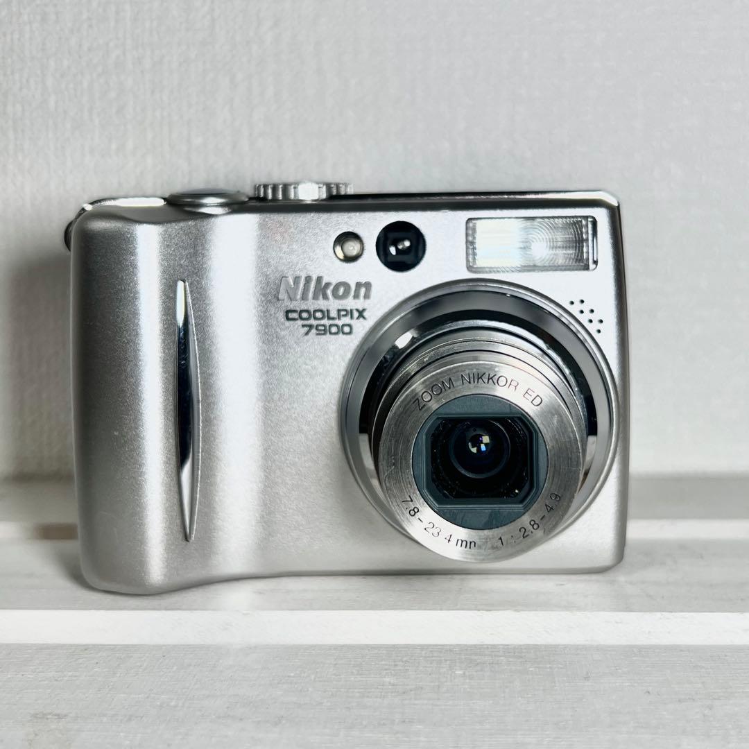 Nikon ニコン COOLPIX 7900 シルバー　デジカメ