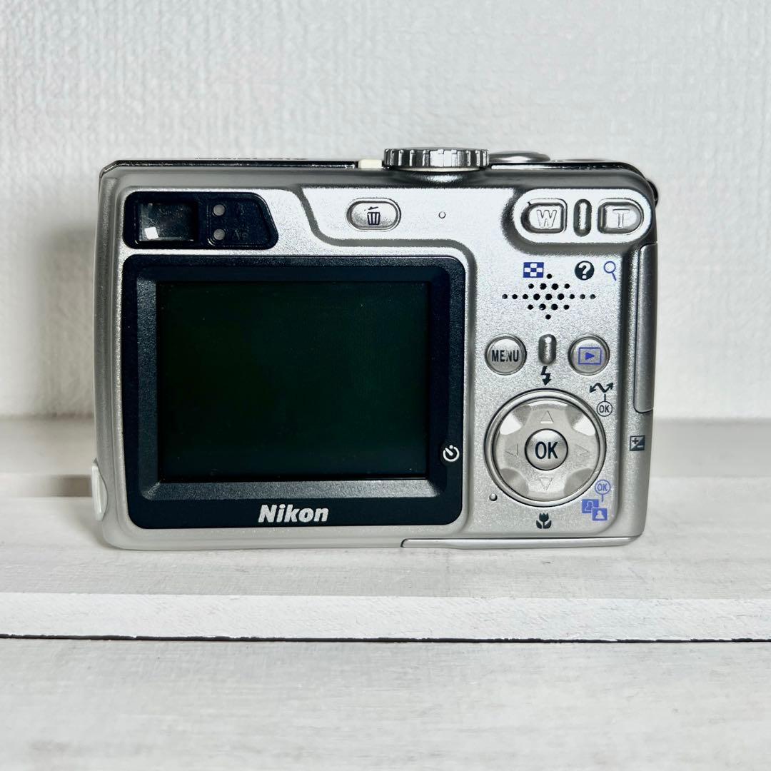 Nikon ニコン COOLPIX 7900 シルバー　デジカメ