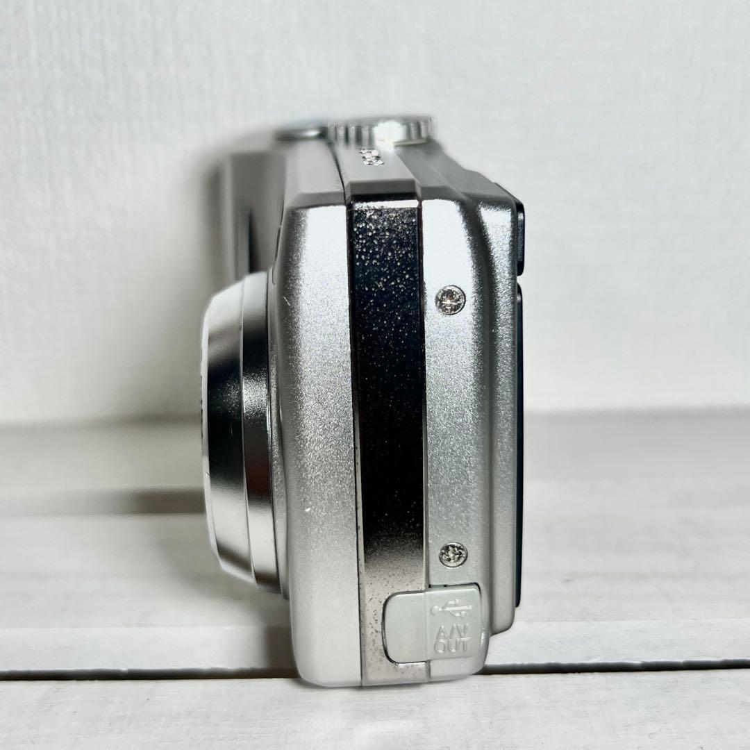 Nikon ニコン COOLPIX 7900 シルバー　デジカメ