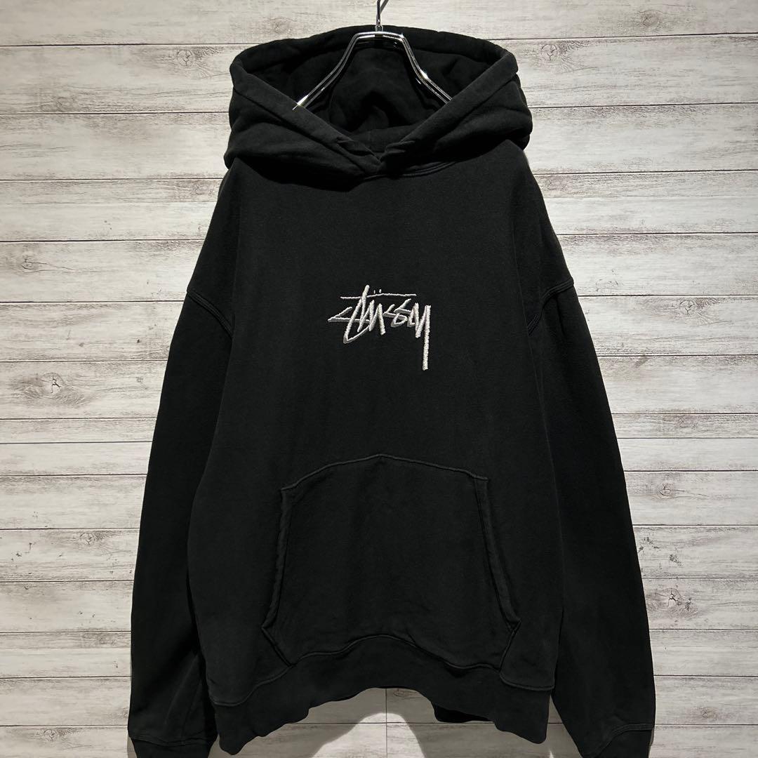 【即完売モデル】ステューシー☆センター刺繍ロゴ　人気デザイン　パーカー