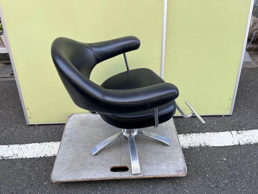 美容室の椅子￼ カット椅子
