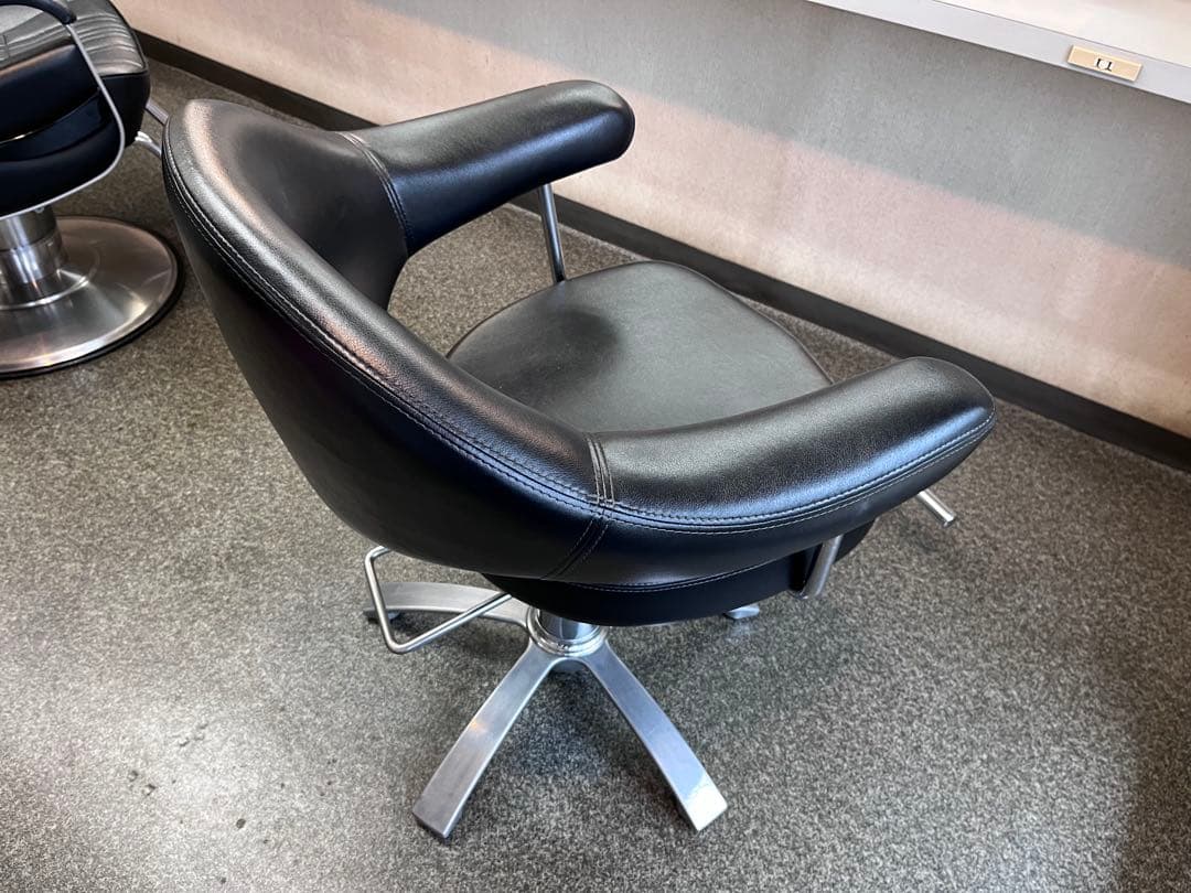 美容室の椅子￼ カット椅子