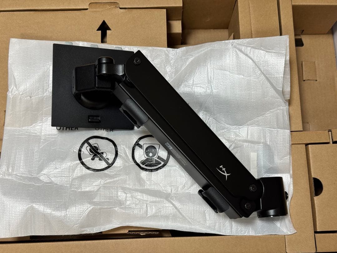 モニターアーム付きゲーミングモニター HyperX Armada 27 QHD