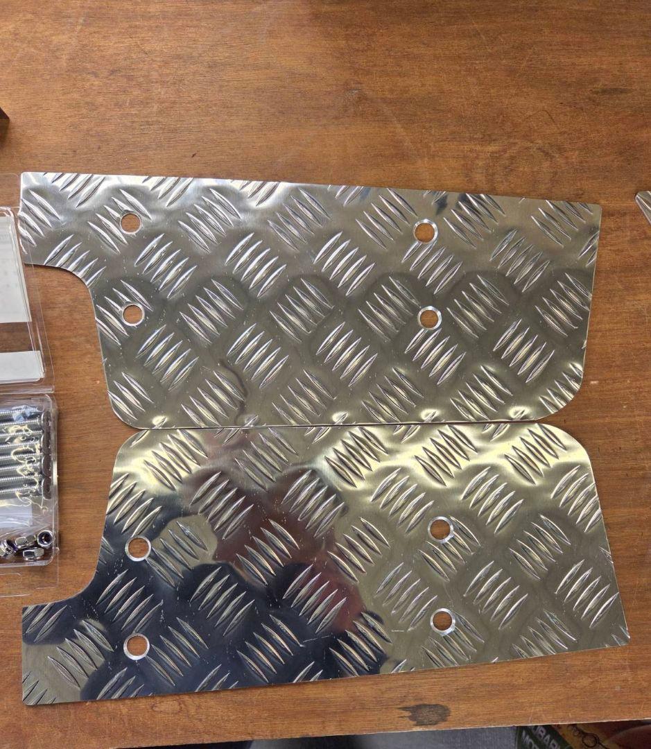 ニューギガ　アルミ縞板✕サイド鏡面、鱗ステン　ボルトナット付き