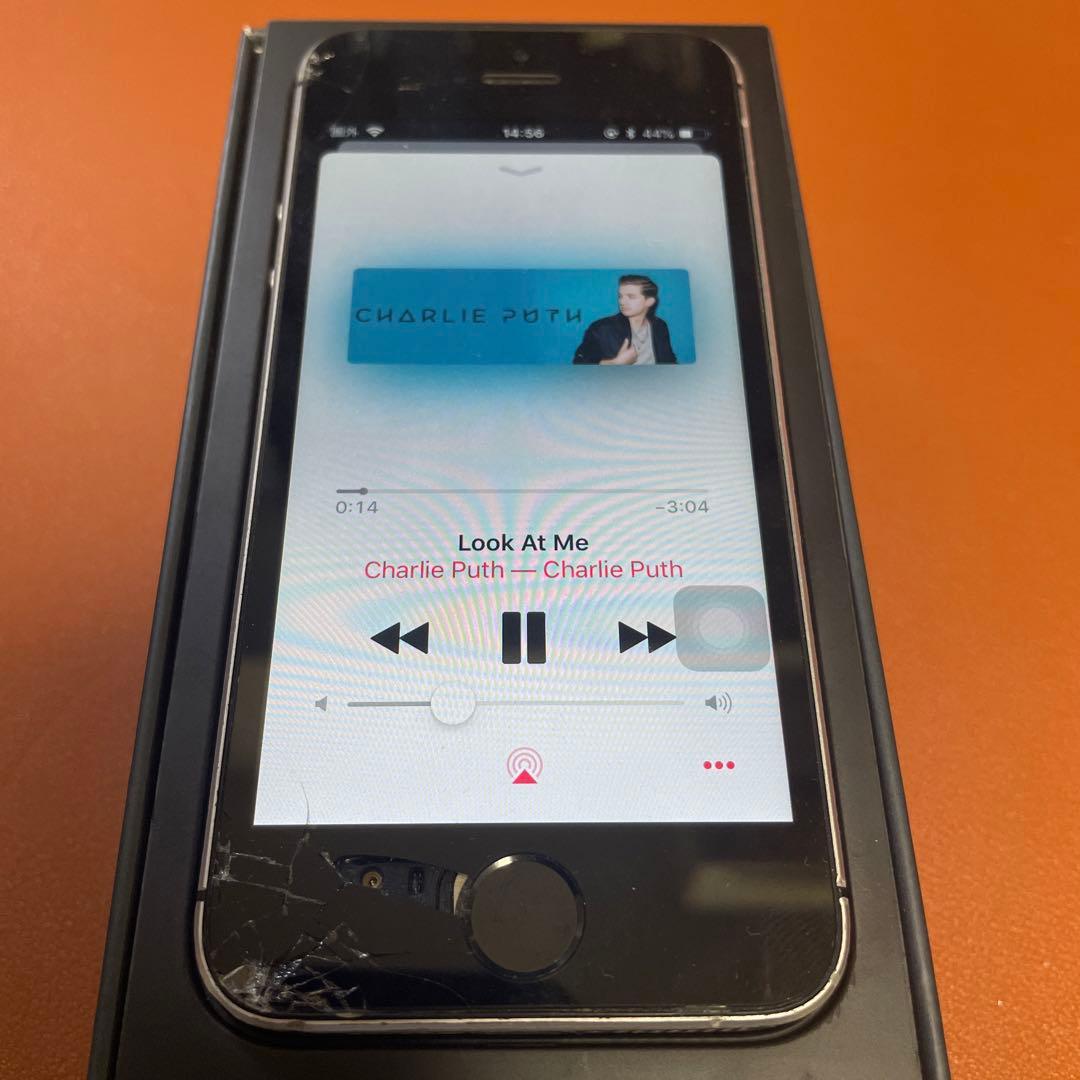 Apple iPhone SE スペースグレー 64GB 画面にひびあり