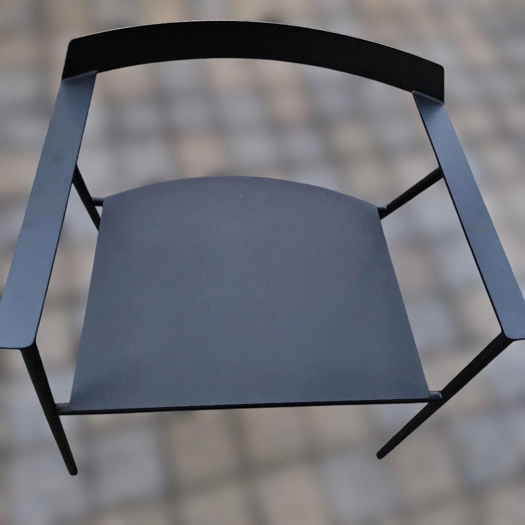 KUROSHIRO 黒いアームチェア