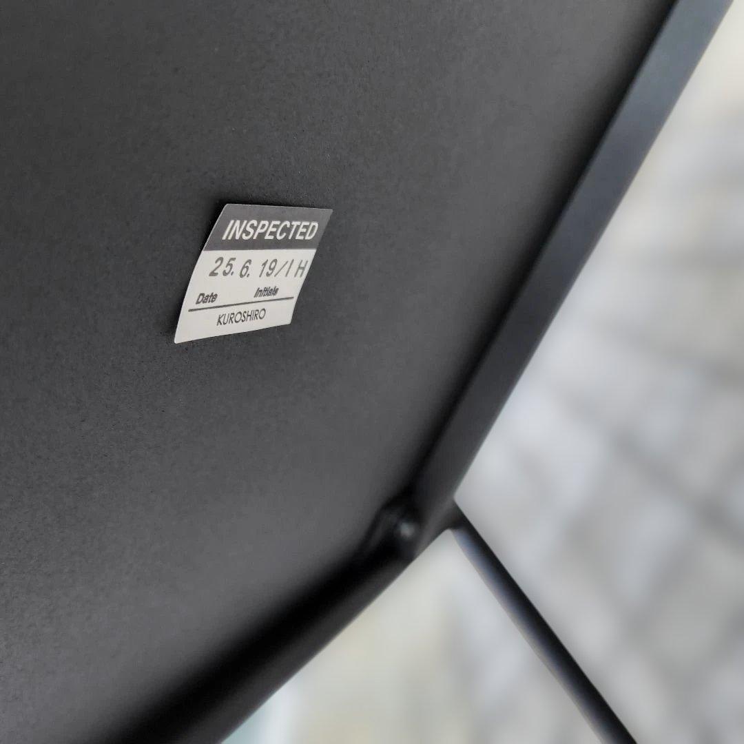 KUROSHIRO 黒いアームチェア