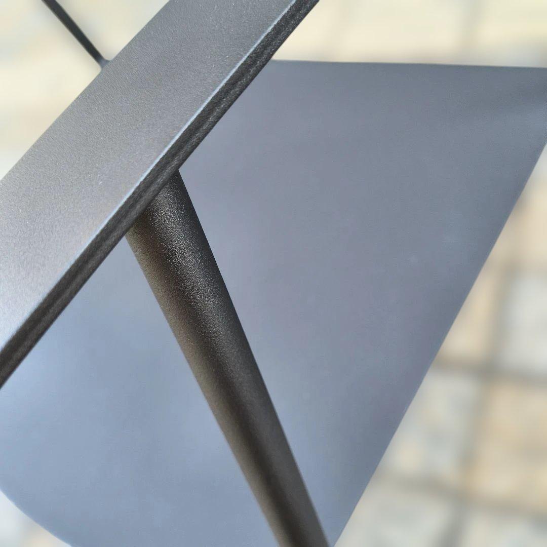 KUROSHIRO 黒いアームチェア