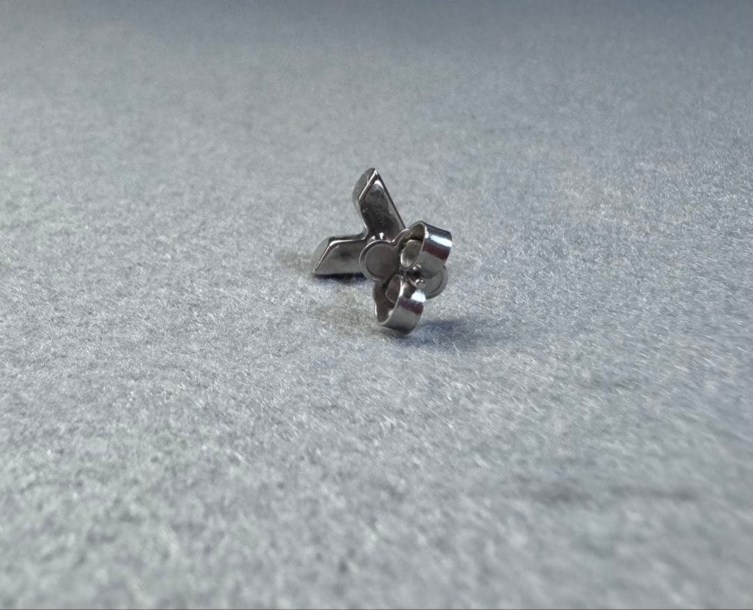 LOUIS VUITTON ピアス・エセンシャル V