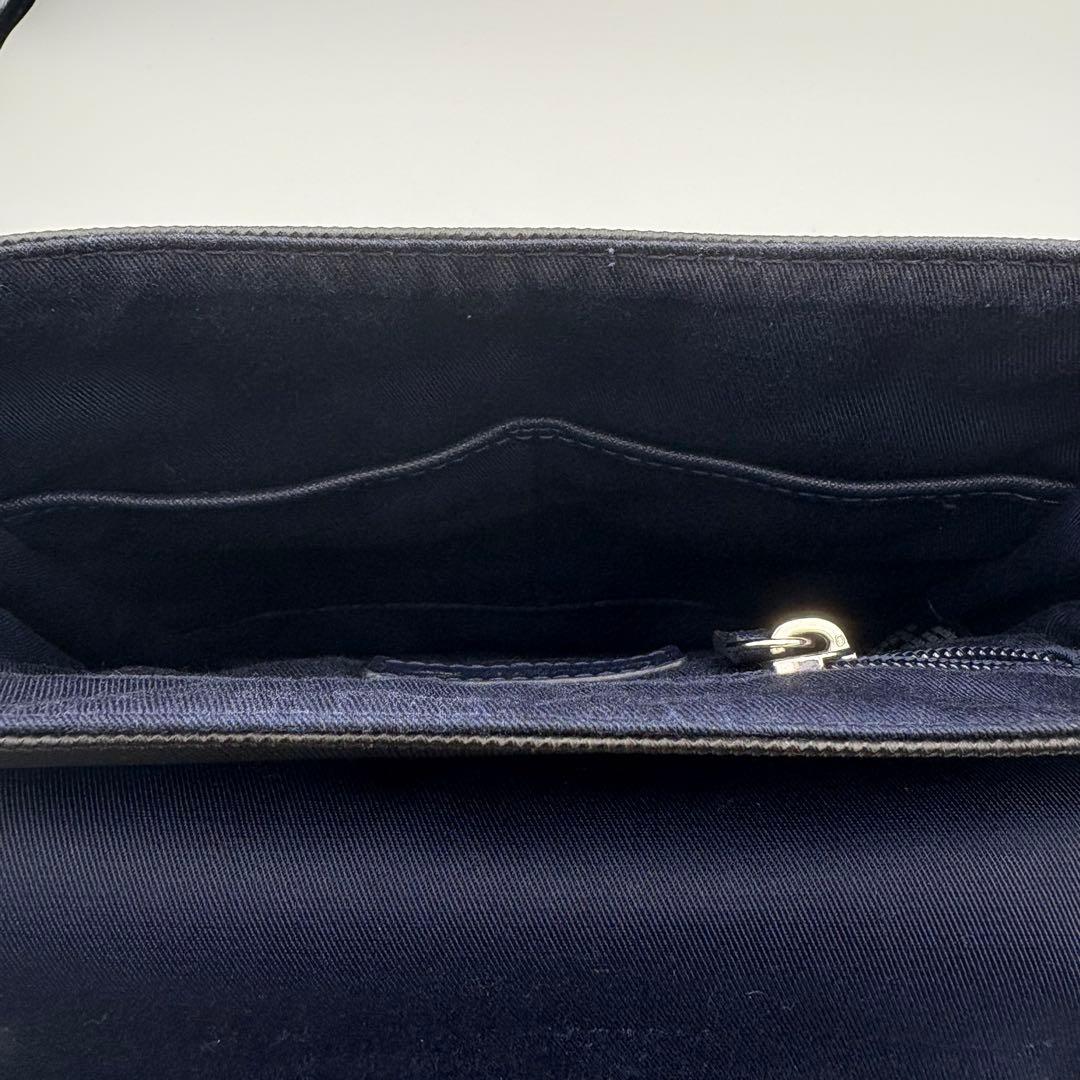 ラコステ　メンズクラシック　スリムフラップサッチェルバッグ