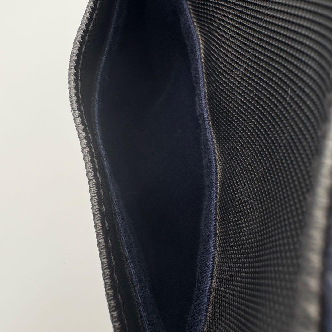 ラコステ　メンズクラシック　スリムフラップサッチェルバッグ