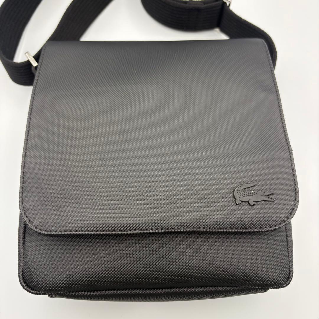 ラコステ　メンズクラシック　スリムフラップサッチェルバッグ