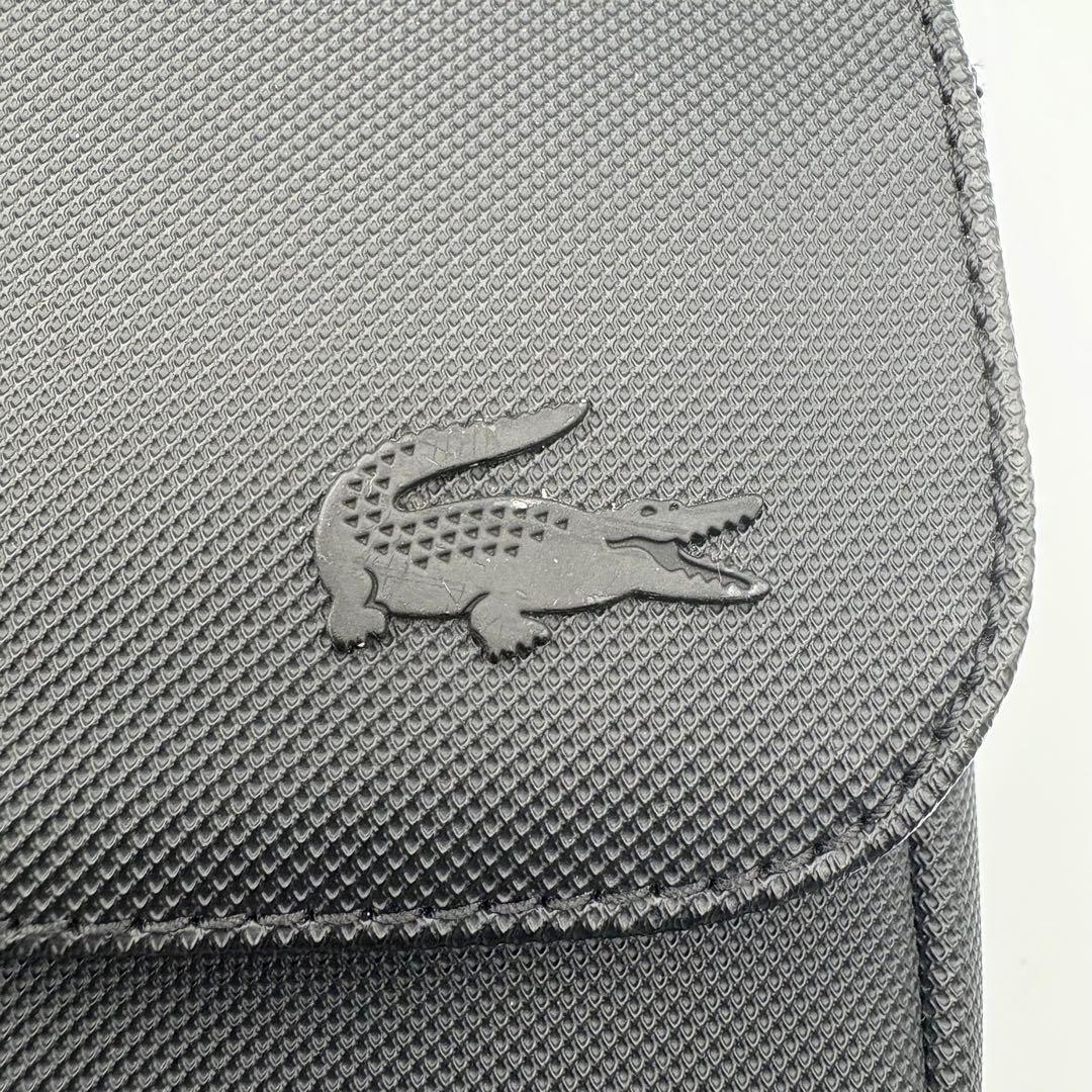 ラコステ　メンズクラシック　スリムフラップサッチェルバッグ