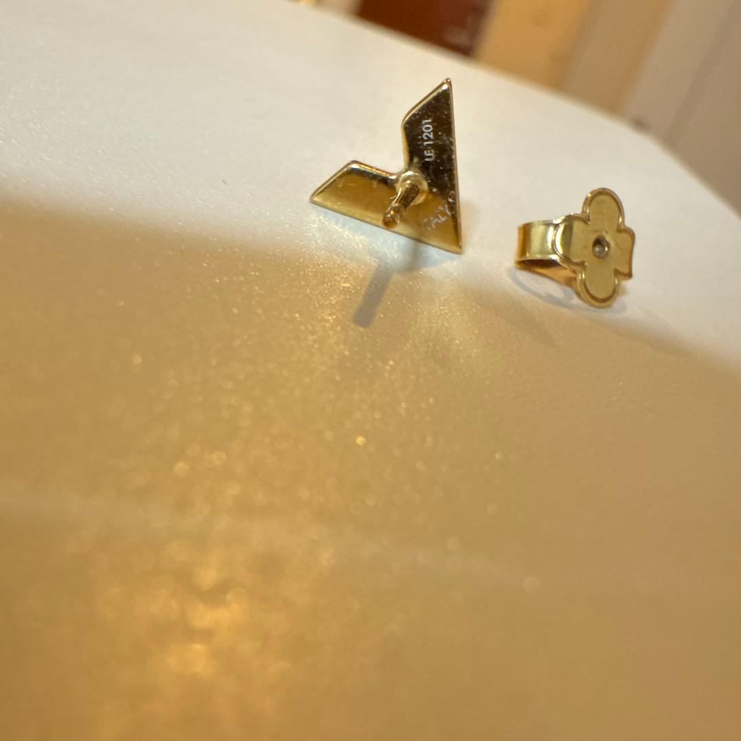 LOUIS VUITTON ピアス　エセンシャルV