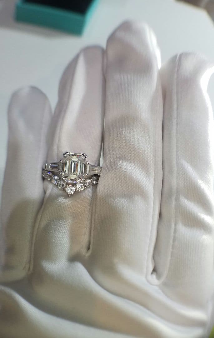 ラスト１本！新春価格！最高級モアサナイト　2カラット　エメラルドカットリング