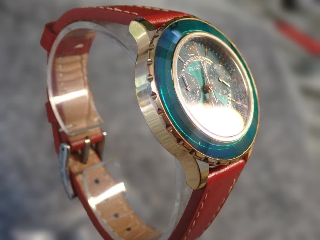 ●SWAROVSKI●グリーンフェイスクロノグラフ●赤のレザーベルト●美品稼 働