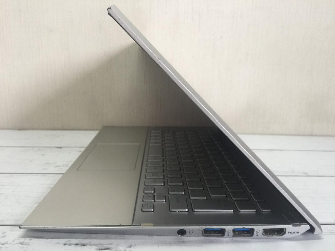 SONY SVP112 11.6型フルHD 重量:870g/薄さ:13.2mm