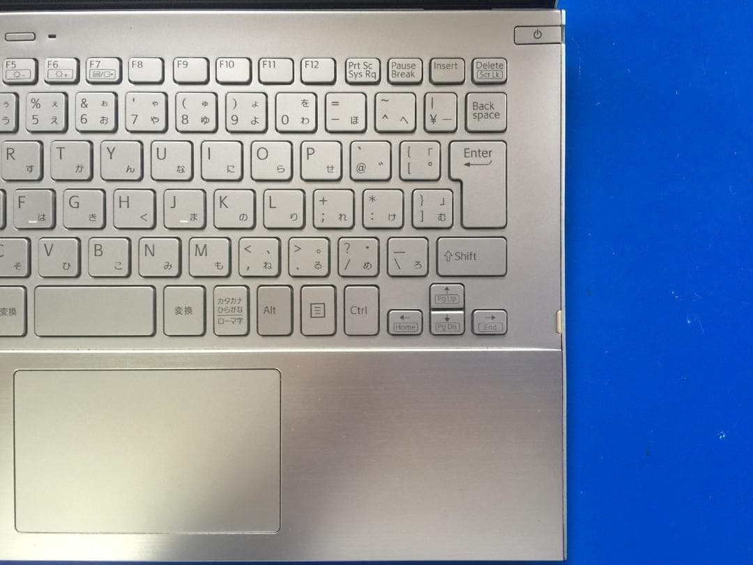 SONY SVP112 11.6型フルHD 重量:870g/薄さ:13.2mm