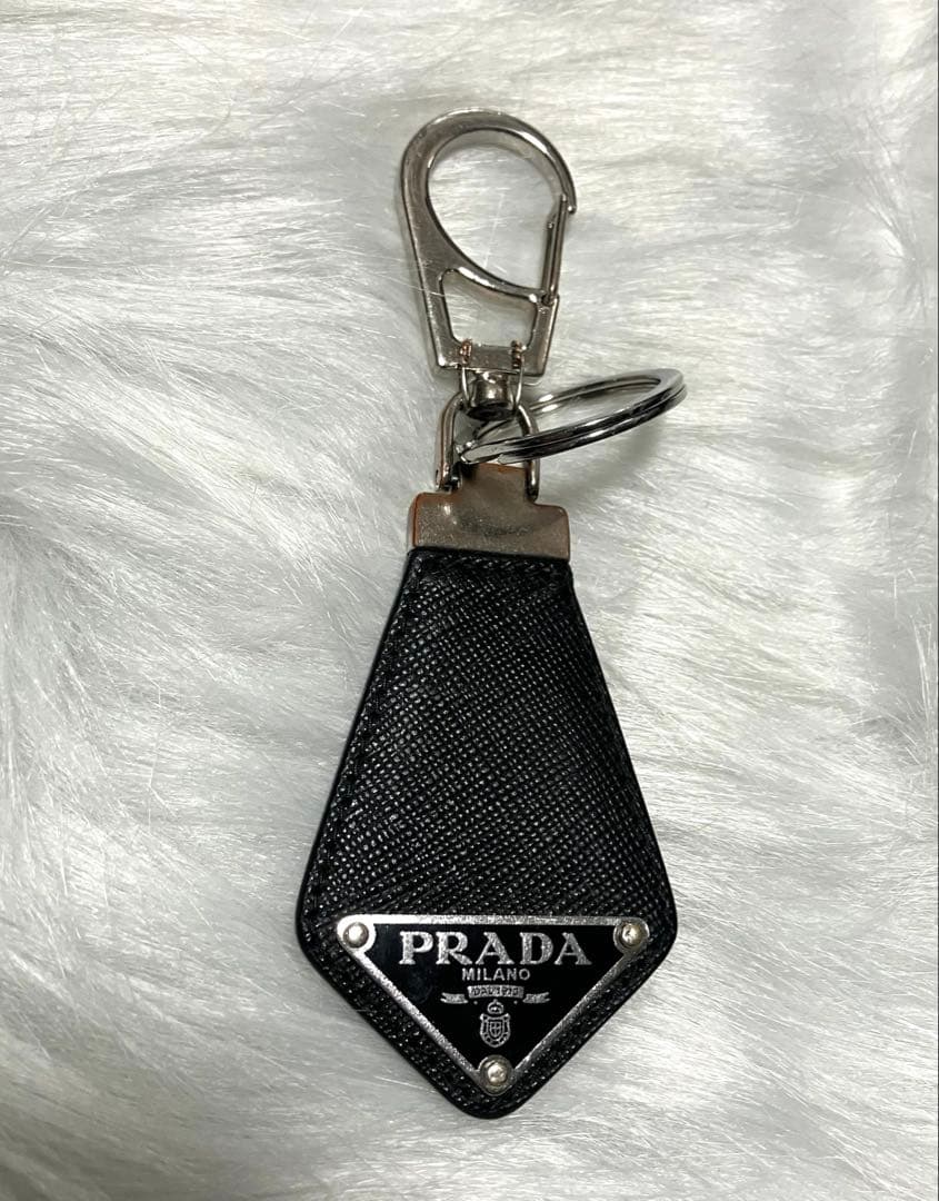 プラダ　キーホルダー　ストラップ　キーリング