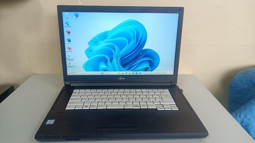 美品ノートパソコンFUJITSU第八世代Corei5 SSD512G メモリ8G